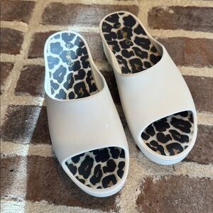 BareTraps White Slide Platform Sandals with Leopard Print Pattern size 8
